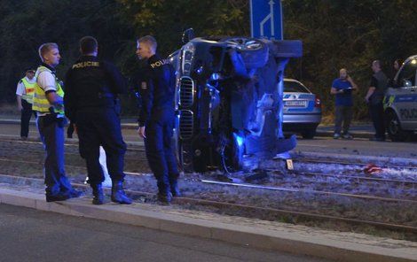 Kradené BMW převrátil muž na bok.