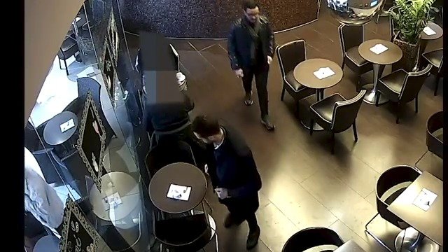 Muž přišel během chvíle v bratislavské kavárně o téměř půl milionu korun. Obrali ho o něj vychytralí zloději.