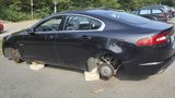 Vítejte v Brně: Z jaguáru zloděj ukradl tři kola! Auto postavil na špalky