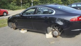 Vítejte v Brně: Z jaguáru zloděj ukradl tři kola! Auto postavil na špalky