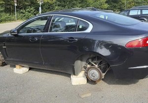 Pondělí ráno na parkovišti u Brněnské přehrady. Z jaguáru zmizely tři disky s pneumatikami, událost vyvolala diskuzi na facebooku.