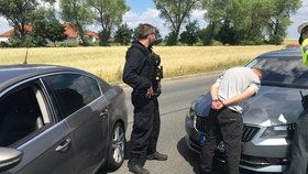 Policisté dopadli zloděje auta.