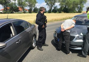 Policisté dopadli zloděje auta.