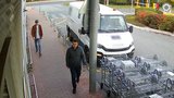 Z vozu řidičky ukradli kabelku: Té se zloději zbavili, 20 tisíc z peněženky si ale nechali!