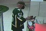 Policie hledá staršího muže, který sebral platební kartu a utratil z ní 12 korun.