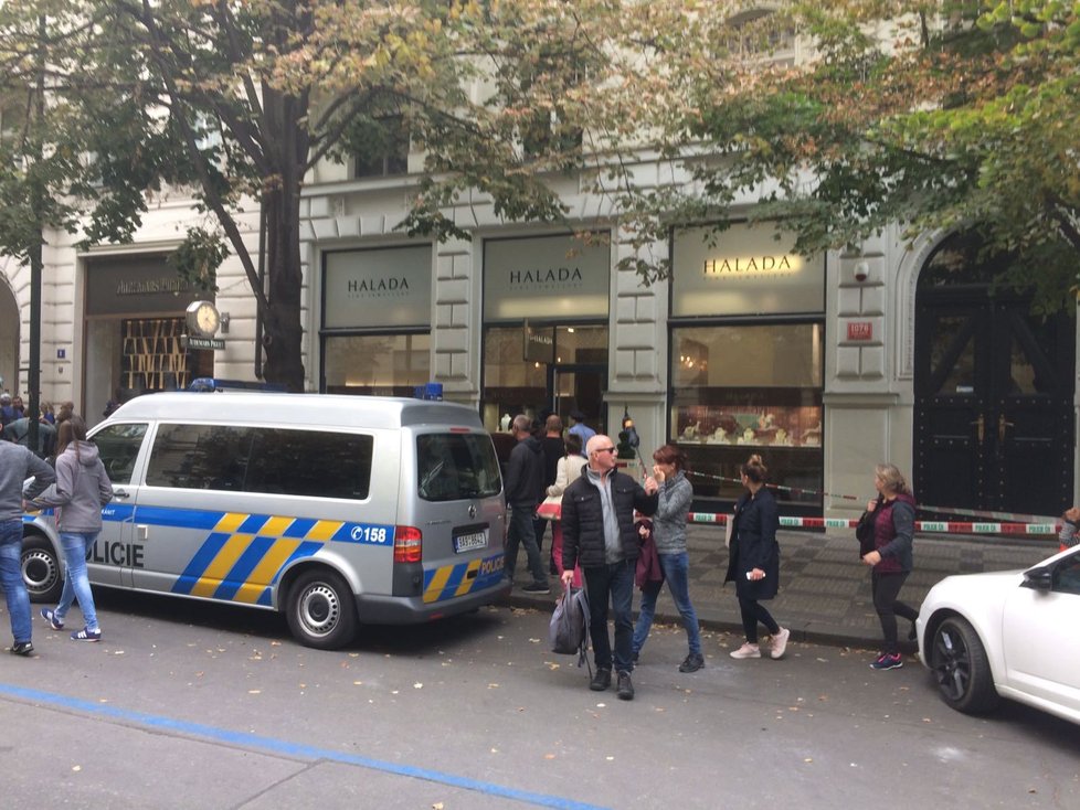 V luxusním klenotnictví v Pařížské ulici došlo ke krádeži.