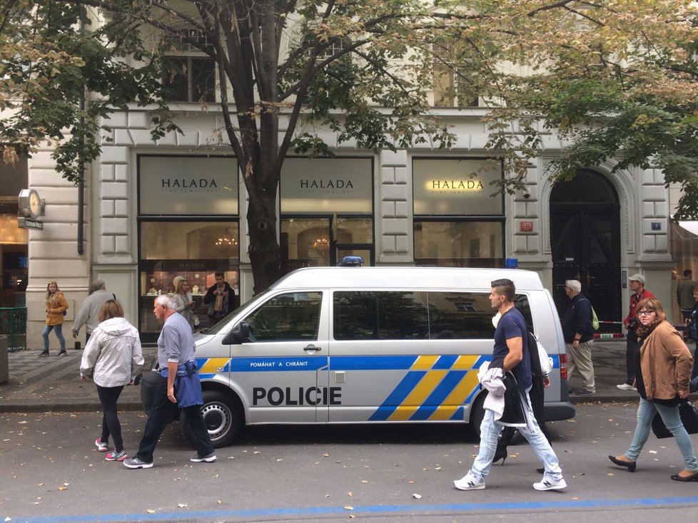 V luxusním klenotnictví v Pařížské ulici došlo ke krádeži.
