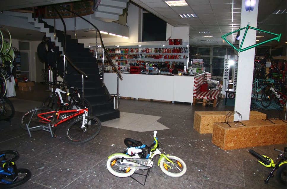 Po nájezdu zlodějů zůstala v prodejně pěkná spoušť. Zmizelo dvanáct bicyklů za rovný jeden milion korun.