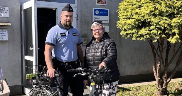 Seniorka měla z rychlého návratu svého bicyklu velkou radost.