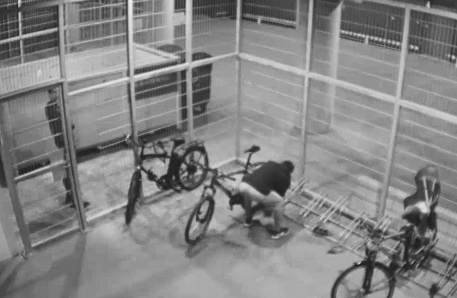 Zloději z garáží v Pikrtově ulici ukradli dvě kola, pak na nich odjeli.
