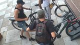VIDEO: Šmik a kolo je naše! Trojice zlodějů ukradla na Zličíně bicykl za 18 tisíc, hledá je policie