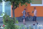 To jsou zloději, kteří si za pár okamžiků odvezou kolo v Plzni