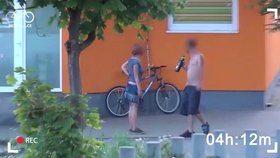 To jsou zloději, kteří si za pár okamžiků odvezou kolo v Plzni