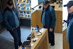 Policisté pátrají po zloději a jeho možném komplici, kteří v obchodě s elektronikou v Nádražní ulici odcizili moderní iPhone za desetitisíce.