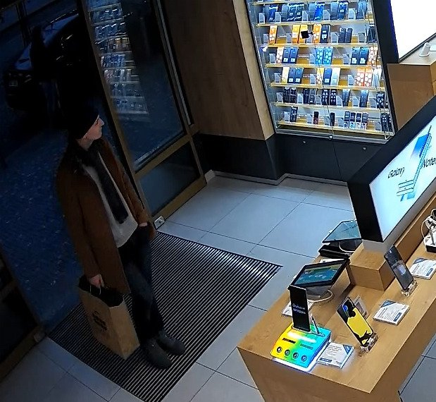 Policisté pátrají po zloději a jeho možném komplici, kteří v obchodě s elektronikou v Nádražní ulici odcizili moderní iPhone za desetitisíce.