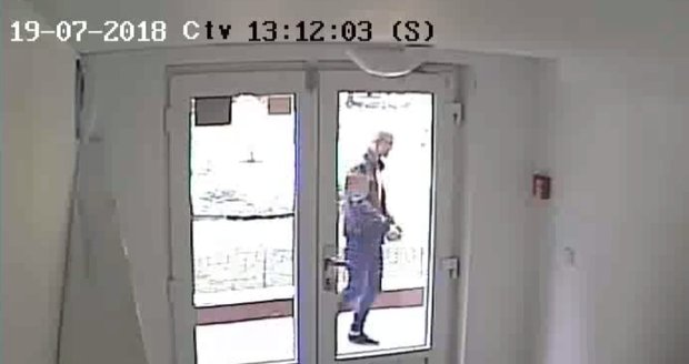 Muž ukradl telefon a snažil se vloupat do přízemního bytu.