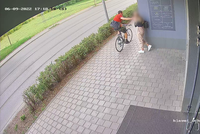 Drzoun zaútočil na kole: Šokované dívce vytrhl drahý mobil a ujel