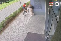 Drzoun zaútočil na kole: Šokované dívce vytrhl drahý mobil a ujel
