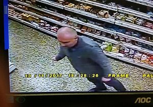Neznáte jej? Tento muž ukradl 13. listopadu v Modřicích u Brna v obchodě z trezoru desítky tisíc korun. Záda mu kryl komplic.