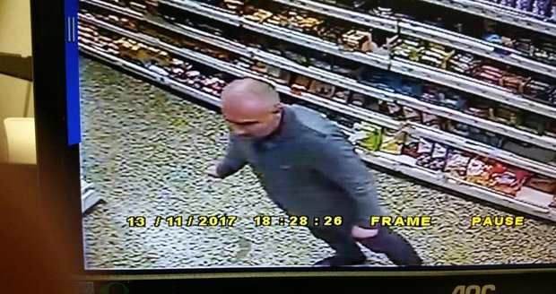 Neznáte jej? Tento muž ukradl 13. listopadu v Modřicích u Brna v obchodě z trezoru desítky tisíc korun. Záda mu kryl komplic.
