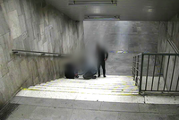 Ustlal si v podchodu u nádraží a přišel o mobil: Zloději ale neunikli kamerám