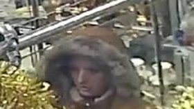 Detail tváře zručné zlodějky, po které pátrají brněnští kriminalisté.