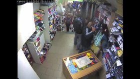 Záběry z průmyslové kamery, zachycující drzý romský gang při \\\"alternativním nakupování\\\"