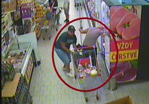 Po muži v kšiltovce pátrá policie, okradl seniorku v supermarketu.
