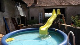 Skluzavku z dětského hřiště postavil čtyřicetiletý podezřelý na vlastním dvoře dětem k bazénu.