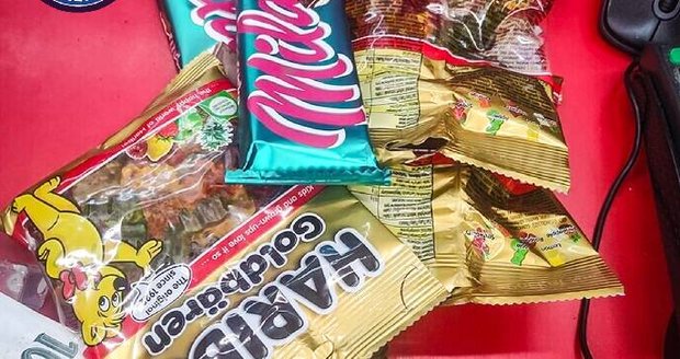 Žena vzala z obchůdku na nádraží v Plzni sladkosti, vyšlo jí to draho. Žena vzala z obchůdku na nádraží v Plzni sladkosti, vyšlo jí to draho.