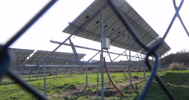 I když fotovoltaickou elektrárnu střeží kamery, zloději si poradili. Otočili je objektivem mimo areál.