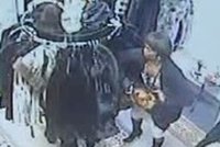 Video: Zlodějka si cpala kožichy do spoďárů!