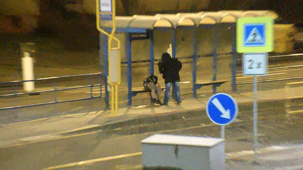 Drzý muž obral spící ženu na tramvajové zastávce v Ostravě.