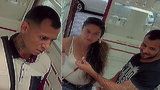 VIDEO: Drzí zloději se vraceli do zlatnictví v převleku. Žena zabavila prodavače a muž kradl