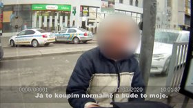 Brněnští strážníci natočili na kameru zloděje (52), jak kradl kabelku. O tři minuty později už ho měli.