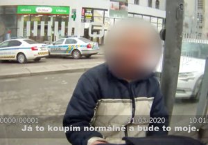 Brněnští strážníci natočili na kameru zloděje (52), jak kradl kabelku. O tři minuty později už ho měli.