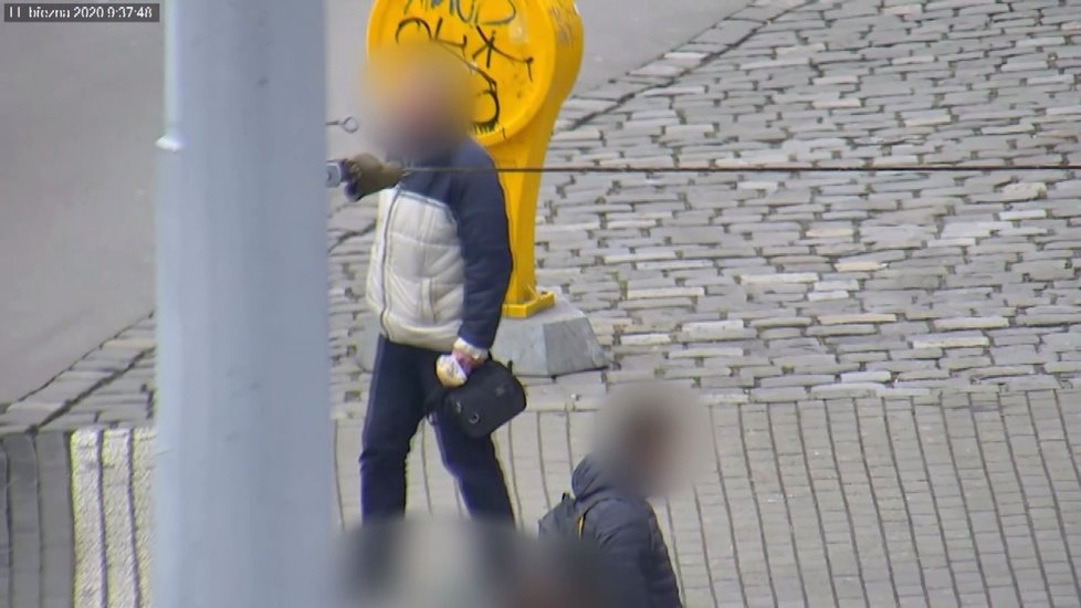 Brněnští strážníci natočili na kameru zloděje (52), jak kradl kabelku. O tři minuty později už ho měli.