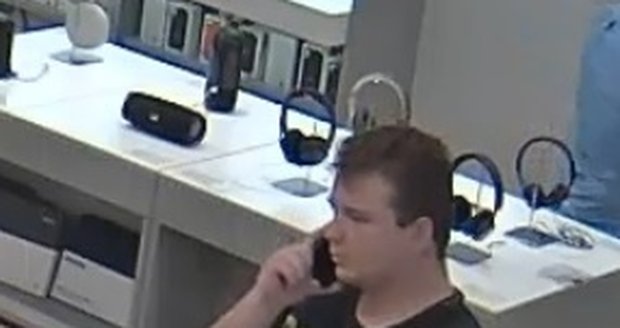 Hledaný zloděj mobilního telefonu z pražského obchodního centra.