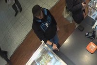 K zákuskům si přibalil cizí peněženku. Policie hledá zloděje z pražské cukrárny