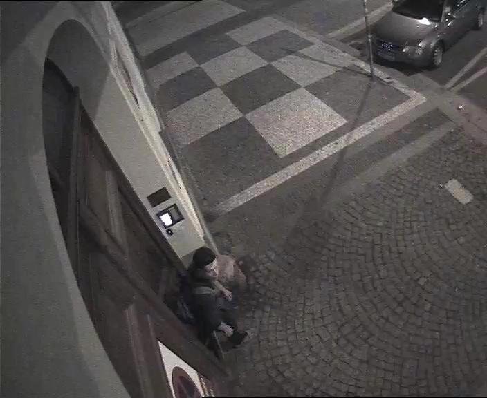 Podezřelý muž, který vykradl byt studentům na Křižíkově ulici. Pokud ho znáte, volejte 158.