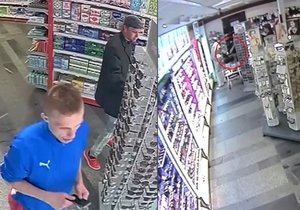 Žena přišla v drogerii na Budějovické o kabelku. Policie hledá dvojici mužů.