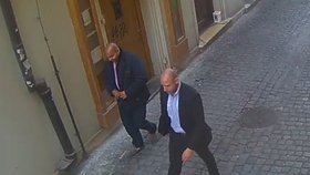 Poznáte je? Po trojici neznámých mužů, která okradla v říjnu v restauraci v centru Brna hosta, pátrají kriminalisté.