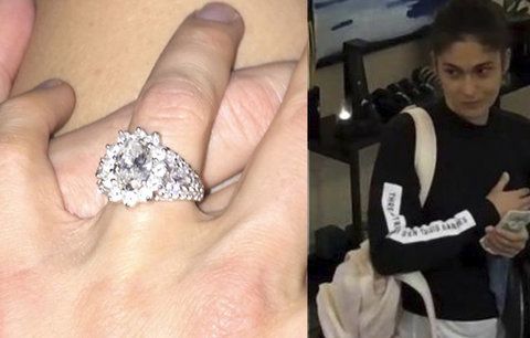 Diamantový prsten za statisíce i peníze: Zlodějka kradla ve velkém v pražských hotelech, hledá ji policie