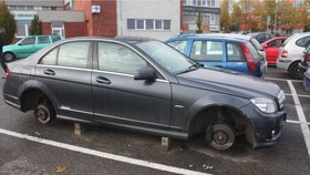 Čtyřlístek mladíků se stal od jara 2017 postrachem brněnských motoristů. Nadělal v 17 případech škodu za půl milionu korun.