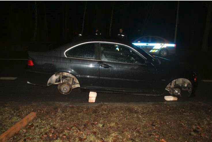 Čtyřlístek mladíků se stal od jara 2017 postrachem brněnských motoristů. Nadělal v 17 případech škodu za půl milionu korun.