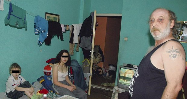 Miroslav Kraft s Žanetou (12) a Jakubem (6). Oni tři spolu s dalšími dvěma dětmi se tísní v jediné místnosti. Podle toho to tam také vypadá.