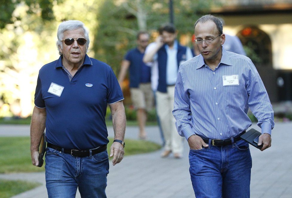 Robert Kraft (72) a Jonathan Kraft (50) Pozice: předseda představenstva a prezident skupiny Kraft Majetek: 2,2 miliard eur