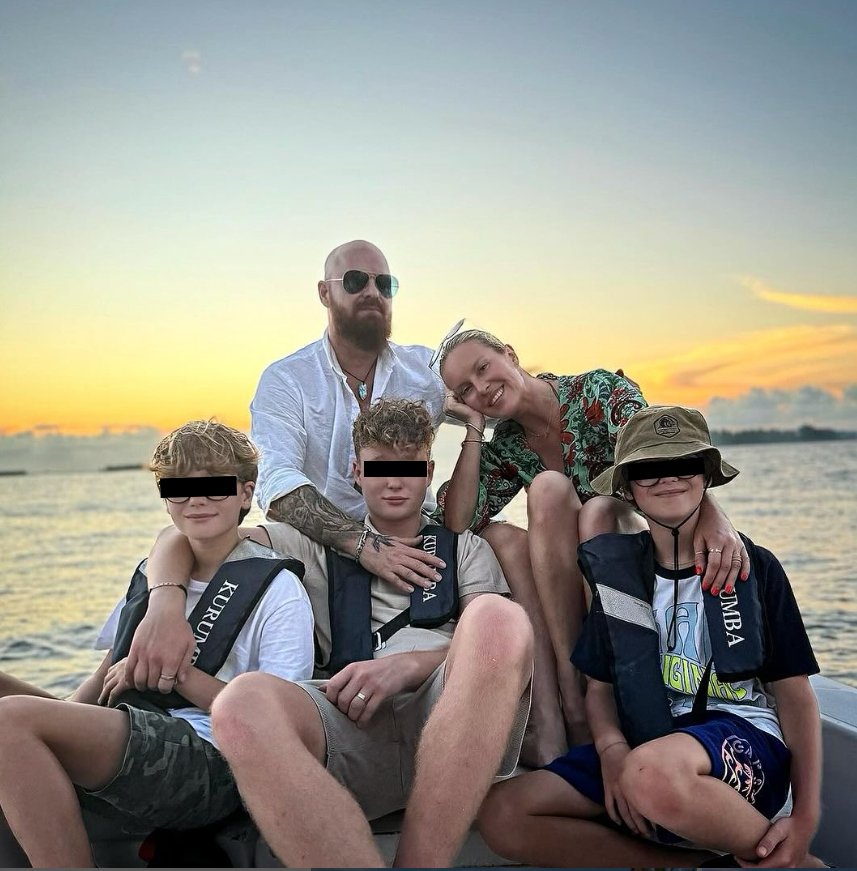 Simona Krainová s manželem Karlem Vágnerem a syny Maxem a Brunem a nevlastním Karlem na Maledivách.