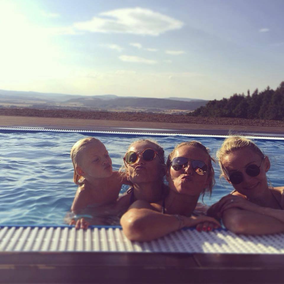 Simona Krainová s kamarádkami řádila v bazénu