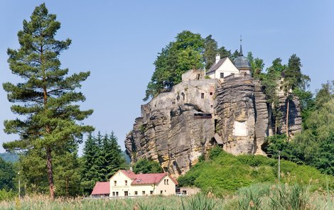 Skalní hrad Sloup obývali poustevníci, nyní se na něm konají romantické svatby.